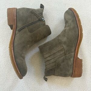 Sofft Suede Leather side zip Ankle Bootie olive green women’s 7 comfort western